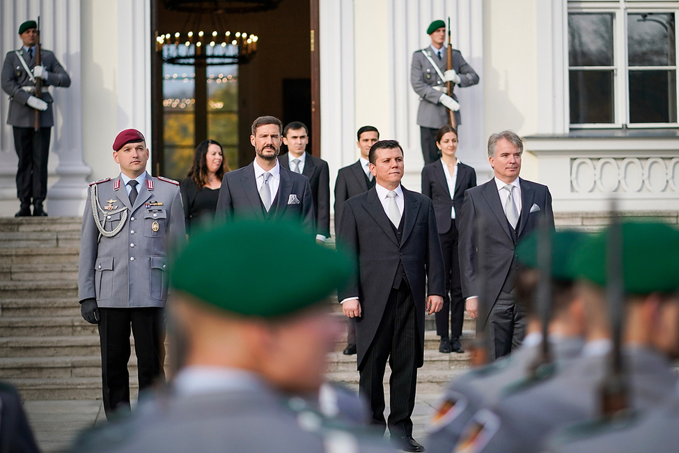 Hissen der Flagge beim kleinen militärischen Zeremoniell für den Botschafter der Republik Tadschikistan, Sohibnazar Gayratshoev, im Ehrenhof von Schloss Bellevue anlässlich der Akkreditierung von Botschafterinnen und Botschaftern 