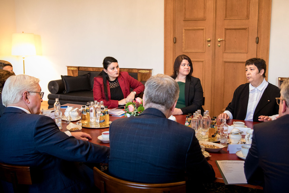 Bundespräsident Frank-Walter Steinmeier beim Gespräch mit Vertreterinnen des Liberal-Islamischen Bundes e. V. und Seyran Ateş von der Ibn Rushd-Goethe Moschee Berlin im Gartensalon von Schloss Bellevue 