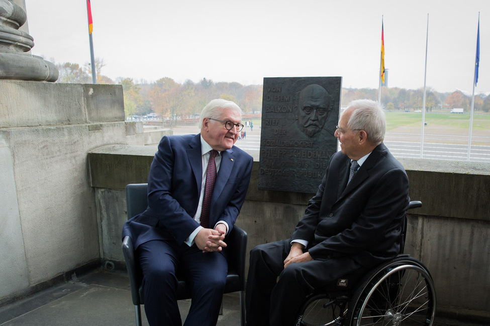 Bundespräsident Frank-Walter Steinmeier im Gespräch mit Bundestagspräsident Wolfgang Schäuble auf dem Balkon des Reichstagsgebäudes auf dem Philipp Scheidemann am 9. November 1918 die deutsche Republik ausrief