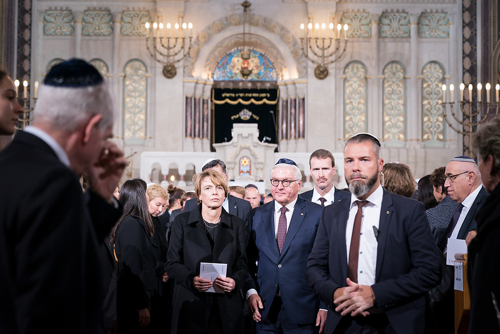 Bundespräsident Frank-Walter Steinmeier und Elke Büdenbender beim Gang in die Synagoge Rykestraße anlässlich einer Gedenkveranstaltung zum 80. Jahrestag der Reichspogromnacht