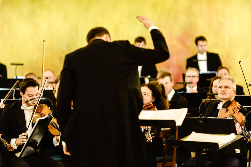 Das Rundfunk-Sinfonieorchester Berlin spielt im Großen Saal von Schloss Bellevue anlässlich des Wandelkonzerts "Bernstein in Bellevue" zum 100. Geburtstag von Leonard Bernstein