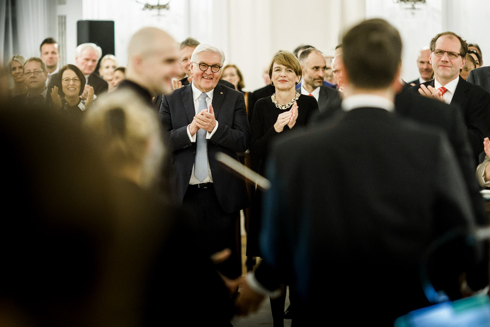 Bundespräsident Frank-Walter Steinmeier und Elke Büdenbender beim Wandelkonzert "Bernstein in Bellevue" des Rundfunk-Sinfonieorchesters Berlin zum 100. Geburtstag von Leonard Bernstein in Schloss Bellevue