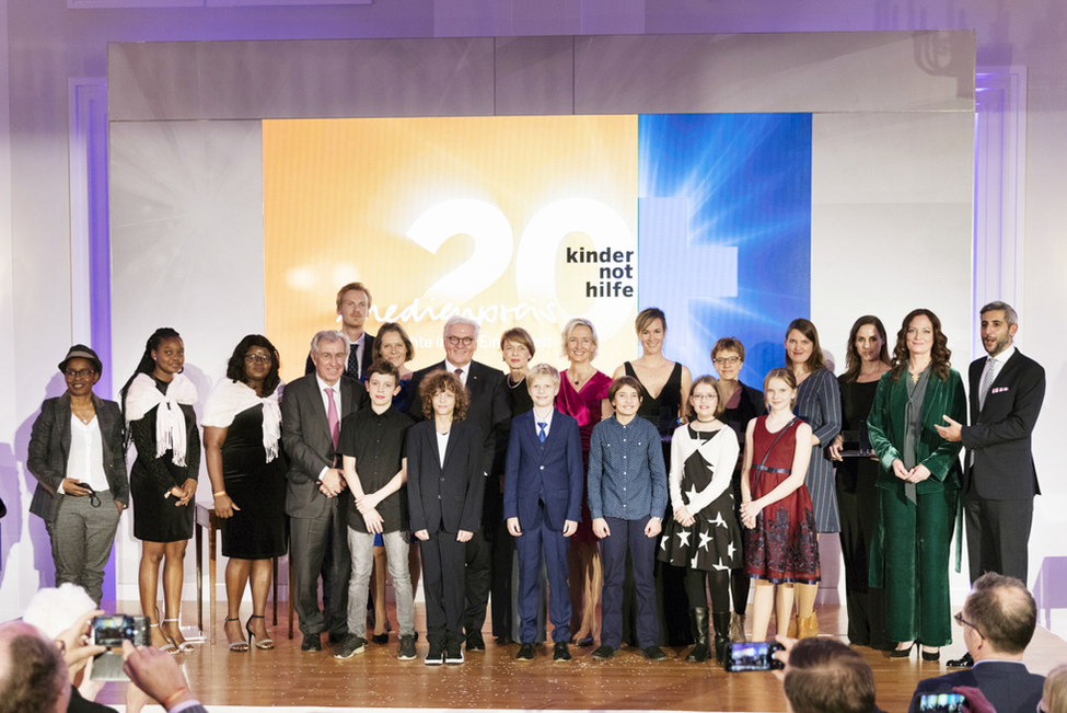 Bundespräsident Frank-Walter Steinmeier und Elke Büdenbender mit den Preisträgern, Laudatoren und Jurymitgliedern des Medienpreises "Kinderrechte in der Einen Welt" der Kindernothilfe im Großen Saal in Schloss Bellevue