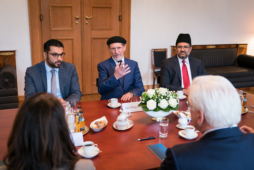 Bundespräsident Frank-Walter Steinmeier im Gespräch mit Vertretern der Ahmadiyya Muslim Jamaat Deutschland im Gartensalon in Schloss Bellevue