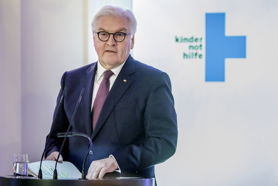 Bundespräsident Frank-Walter Steinmeier hält eine Ansprache bei der 20. Verleihung des Medienpreises "Kinderrechte in der Einen Welt" der Kindernothilfe im großen Saal in Schloss Bellevue