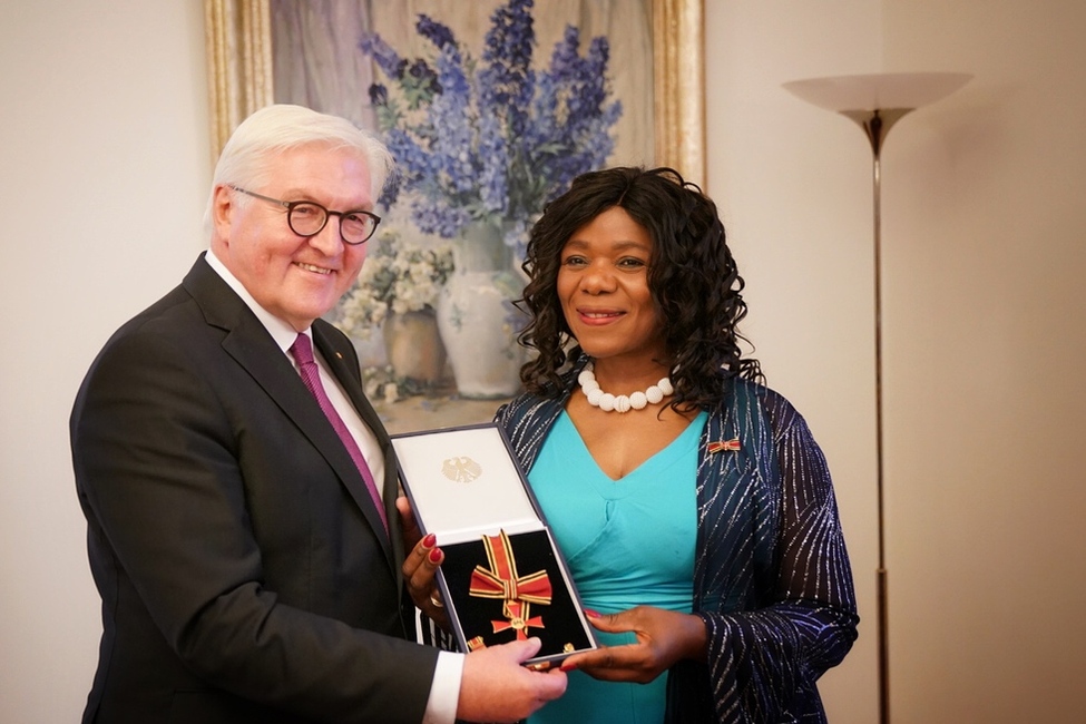 Bundespräsident Frank-Walter Steinmeier verleiht der Juristin Thuli Madonsela das Große Verdienstkreuz in der Residenz des Botschafters der Bundesrepublik Deutschland in Kapstadt anlässlich des Staatsbesuches in die Republik Südafrika