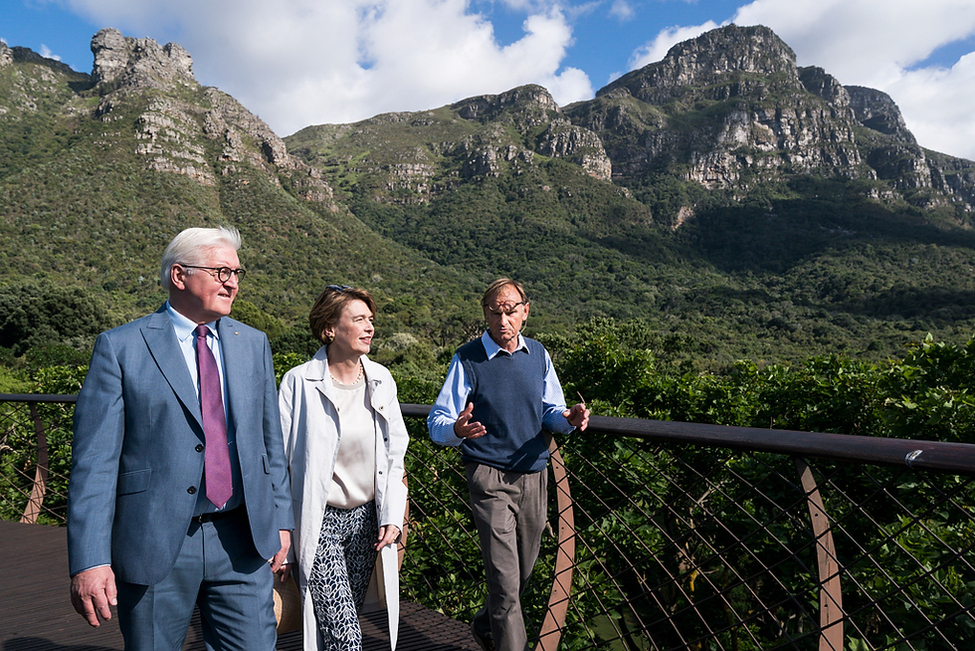 Bundespräsident Frank-Walter Steinmeier und Elke Büdenbender besuchen den Botanischen Garten Kirstenbosch gemeinsam mit dem Kurator Philip Le Roux anlässlich des Staatsbesuches in die Republik Südafrika