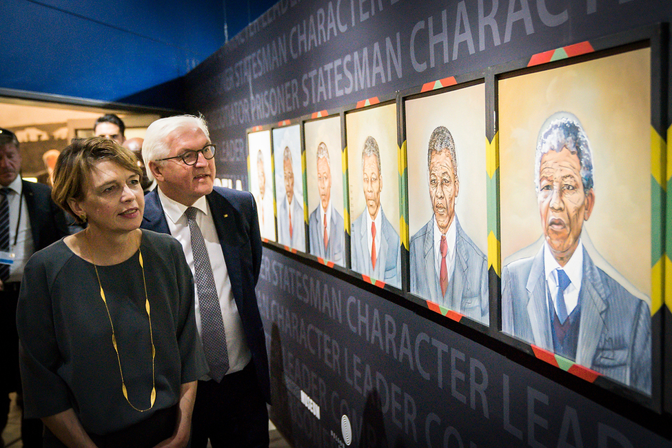 Bundespräsident Frank-Walter Steinmeier und Elke Büdenbender beim Rundgang durch die Ausstellung des Apartheid-Museums in Johannesburg anlässlich des Staatsbesuches in die Republik Südafrika