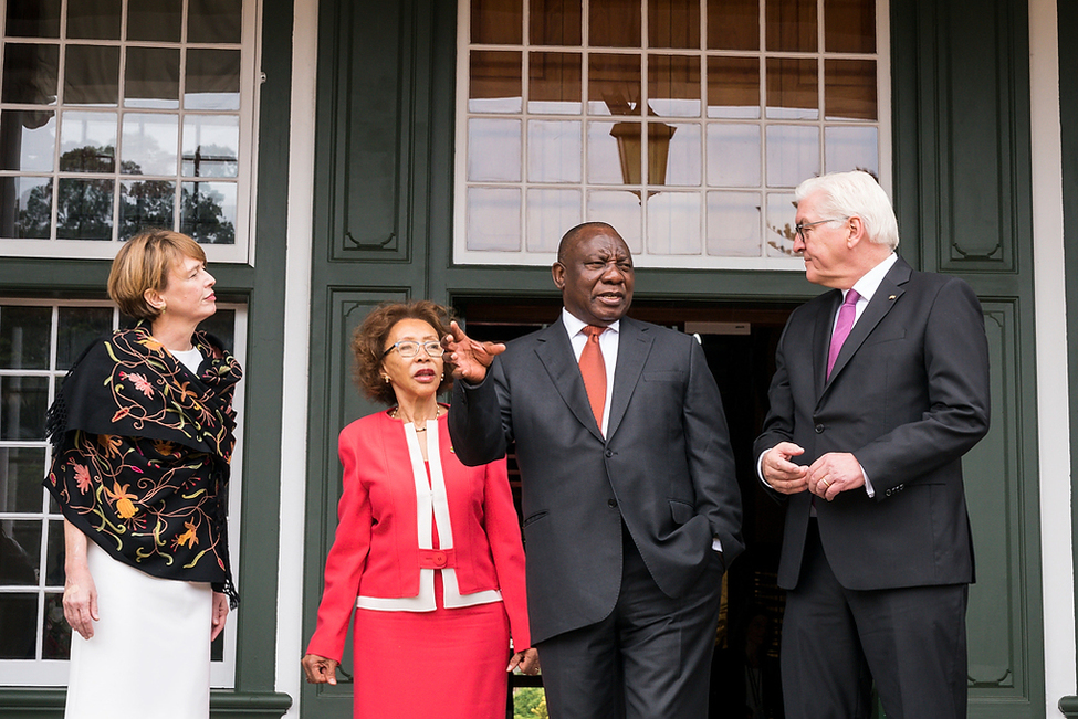 Bundespräsident Frank-Walter Steinmeier und Elke Büdenbender werden von dem Staatspräsidenten der Republik Südafrika, Cyril Ramaphosa, und seiner Frau, Dr. Tshepo Motsepe, in Kapstadt anlässlich des Staatsbesuchs in die Republik Südafrika begrüßt