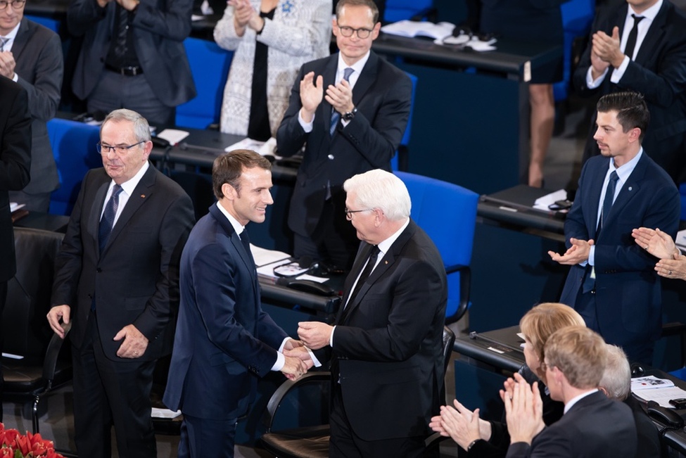 Bundespräsident Frank-Walter Steinmeier nimmt zusammen mit dem französischen Präsidenten Emmanuel Macron an der zentralen Gedenkstunde zum Volkstrauertag im Deutschen Bundestag teil