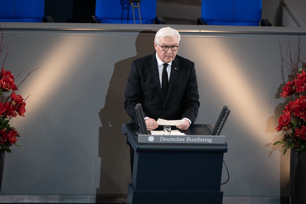 Bundespräsident Frank-Walter Steinmeier spricht das Totengedenken bei der zentralen Gedenkstunde zum Volkstrauertag im Deutschen Bundestag