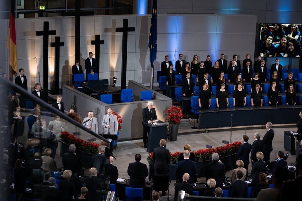 Bundespräsident Frank-Walter Steinmeier spricht das Totengedenken bei der zentralen Gedenkstunde zum Volkstrauertag im Deutschen Bundestag