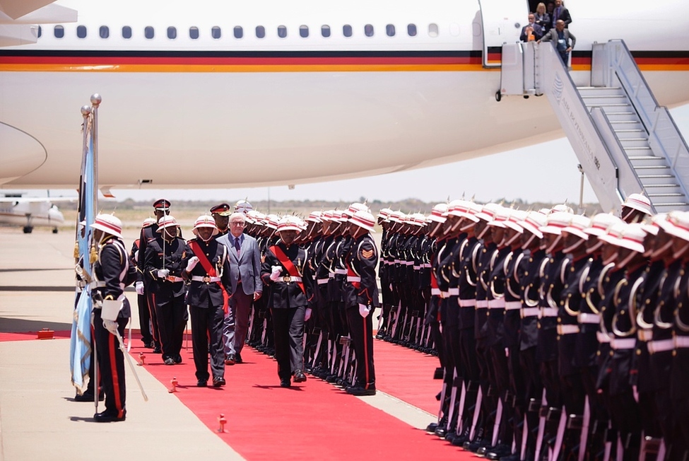 Bundespräsident Frank-Walter Steinmeier wird vom Staatspräsidenten der Republik Botsuana, Mokgweetsi Masisi, anlässlich des Staatsbesuches in die Republik Botsuana mit militärischen Ehren bei der Ankunft am Flughafen Gaborone begrüßt