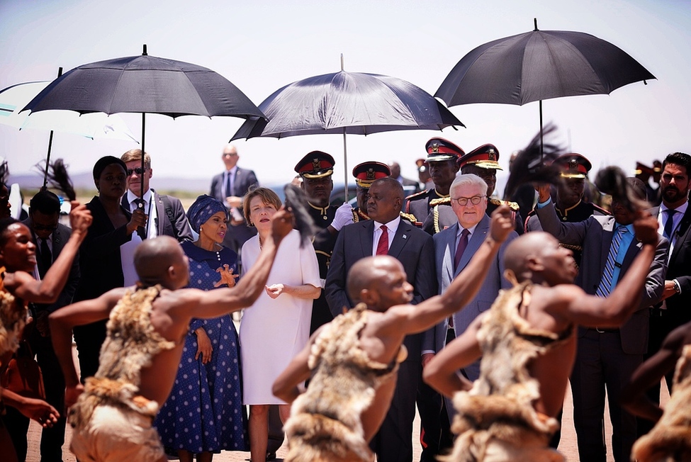 Bundespräsident Frank-Walter Steinmeier und Elke Büdenbender werden vom Staatspräsidenten der Republik Botsuana, Mokgweetsi Masisi, und seiner Frau Neo Masisi mit traditionellen Tänzen am Flughafen anlässlich des Staatsbesuches begrüßt