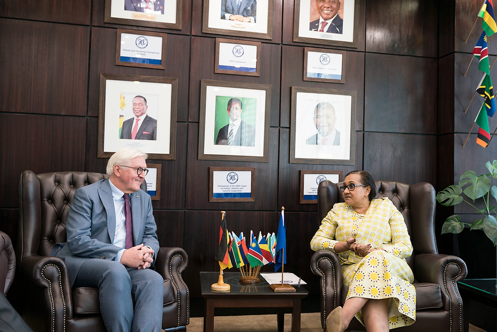 Bundespräsident Frank-Walter Steinmeier im Gespräch mit der Generalsekretärin des Southern African Development Community (SADC), Stergomena Lawrence-Tax, anlässlich des Staatsbesuches in die Republik Botsuana