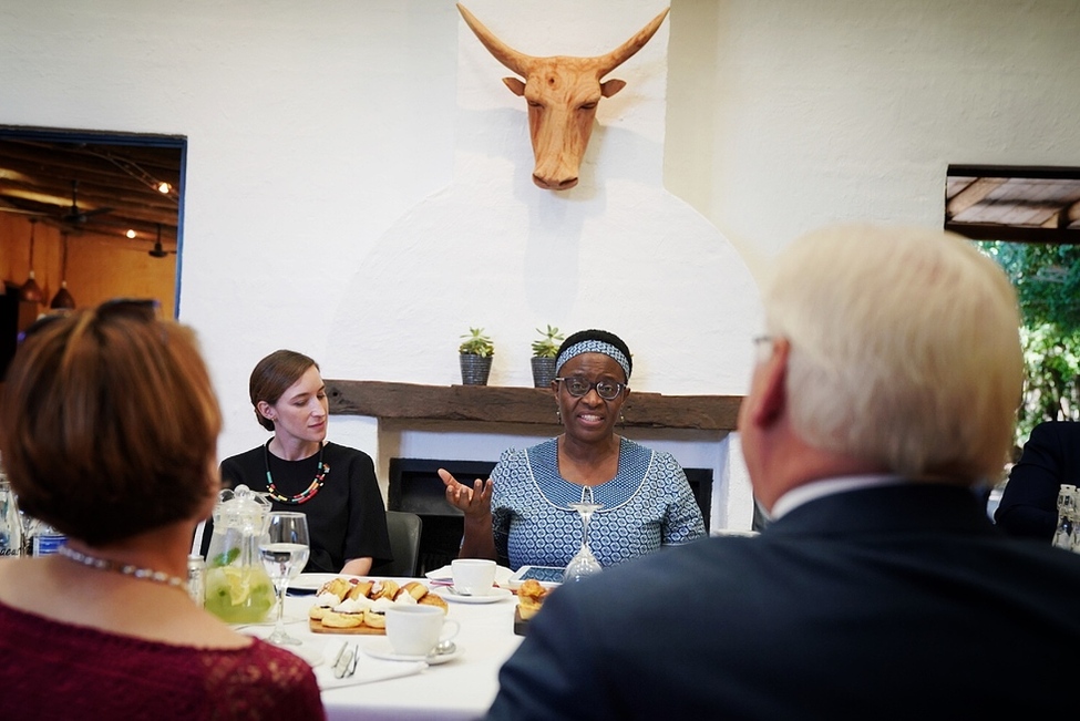 Bundespräsident Frank-Walter Steinmeier und Elke Büdenbender sprechen mit Vertreterinnen und Vertretern der Zivilgesellschaft in Gaborone anlässlich des Staatsbesuches in die Republik Botsuana im Sanitas Tea Garden