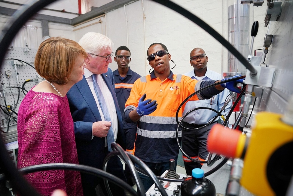 Bundespräsident Frank-Walter Steinmeier und Elke Büdenbender schauen sich einen Hydraulikstand im neu eröffneten Ausbildungszentrum des Construction Industry Trust Fund in Gaborone an anlässlich des Staatsbesuches in die Republik Botsuana