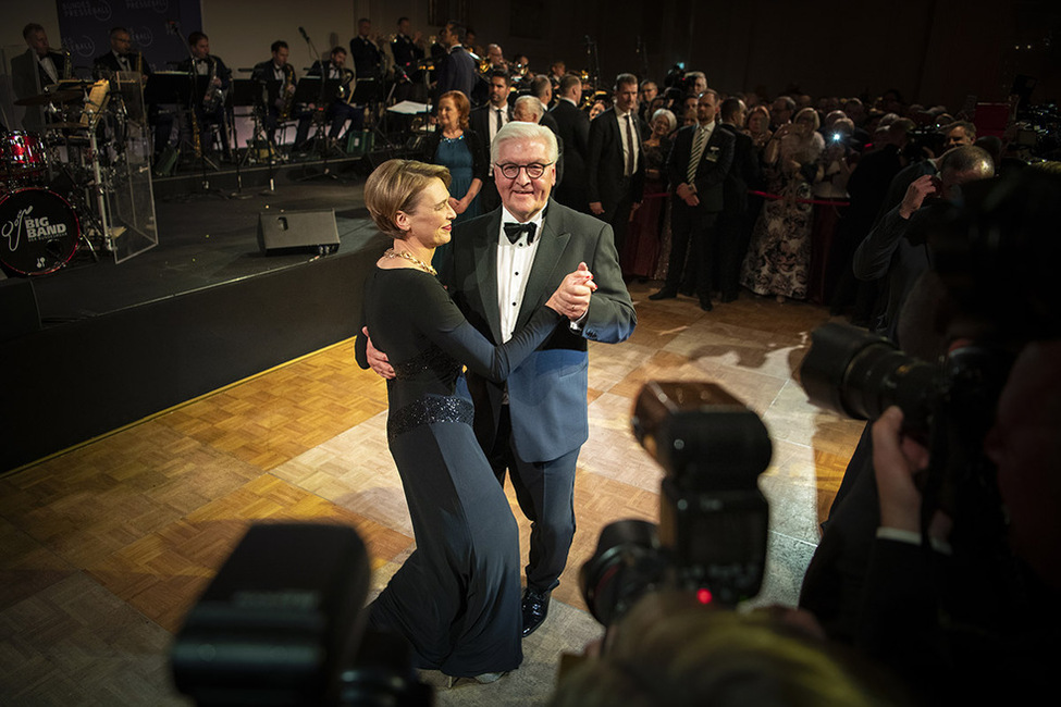 Bundespräsident Frank-Walter Steinmeier und Elke Büdenbender beim Eröffnungstanz des Bundepresseballs 2018 im Hotel Adlon