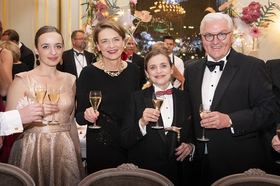 Bundespräsident Frank-Walter Steinmeier und Elke Büdenbender gemeinsam mit der Schauspielerin Katharina Thalbach und ihrer Enkeltochter Nellie Thalbach beim Bundepresseball 2018 im Hotel Adlon