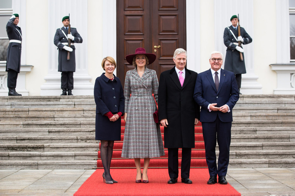 Bundespräsident Frank-Walter Steinmeier und Elke Büdenbender empfangen Philippe König der Belgier und Königin Mathilde vor dem Schlossportal von Schloss Bellevue