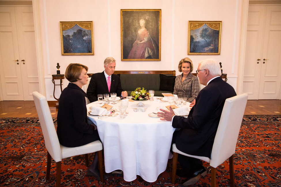 Bundespräsident Frank-Walter Steinmeier und Elke Büdenbender beim gemeinsamen Mittagessen mit Philippe König der Belgier und Königin Mathilde im Salon Luise in Schloss Bellevue