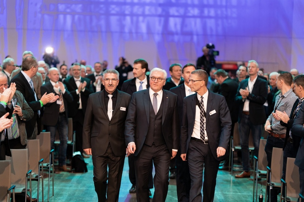 Bundespräsident Frank-Walter Steinmeier zusammen mit Oliver Malchow, Bundesvorsitzender der GdP, und Arnold Plickert, stellvertretender Bundesvorsitzender der GdP, bei der Eröffnung des 26. Bundeskongresses der Gewerkschaft der Polizei 