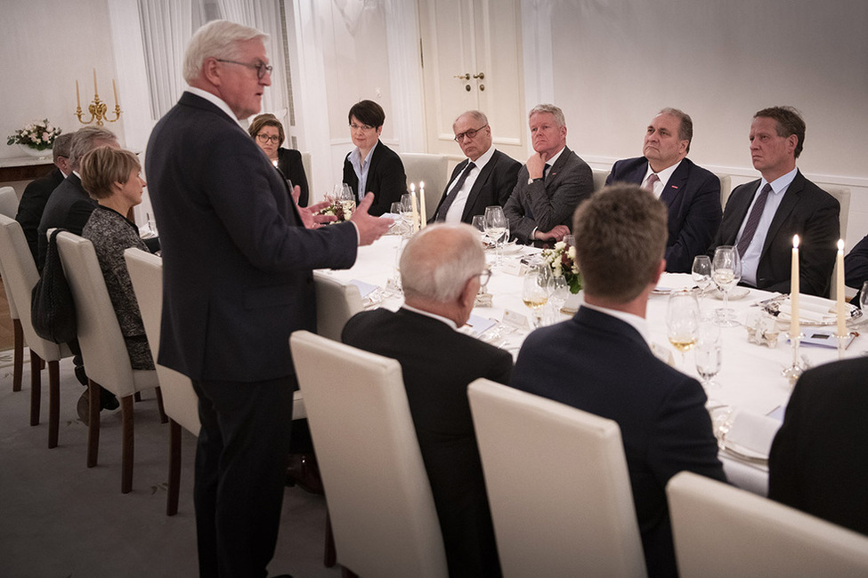 Bundespräsident Frank-Walter Steinmeier bei einem Abendessen mit Vertreterinnen und Vertretern von Mittelstandsverbänden im Schinkelsaal von Schloss Bellevue