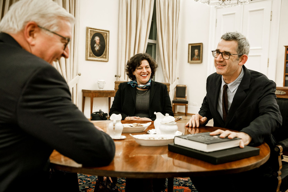 Bundespräsident Frank-Walter Steinmeier im Gespräch mit dem britischen Schriftsteller und Keramikkünstler Edmund de Waal sowie der britischen Kuratorin Ruth Ur im Rahmen der "Begegnungen in Bellevue" im Amtszimmer von Schloss Bellevue