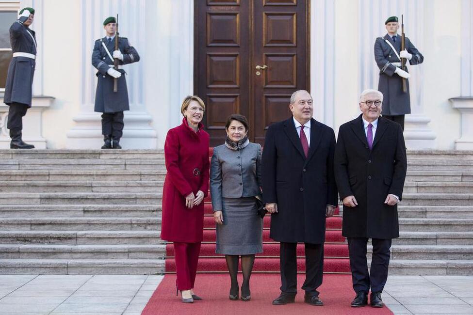 Bundespräsident Frank-Walter Steinmeier und Elke Büdenbender begrüßen den Präsidenten der Republik Armenien, Armen Sarkissian, und seine Frau Nouneh Sarkissian am Schlossportal von Schloss Bellevue