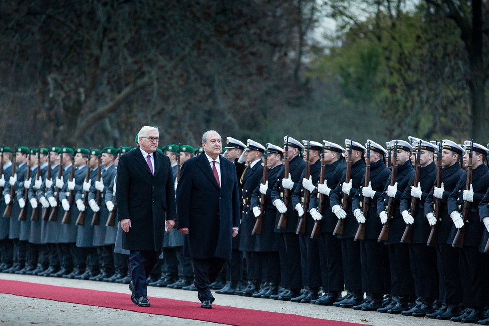 Bundespräsident Frank-Walter Steinmeier begrüßt den Präsidenten der Republik Armenien, Armen Sarkissian, mit militärischen Ehren im Schlosspark von Schloss Bellevue