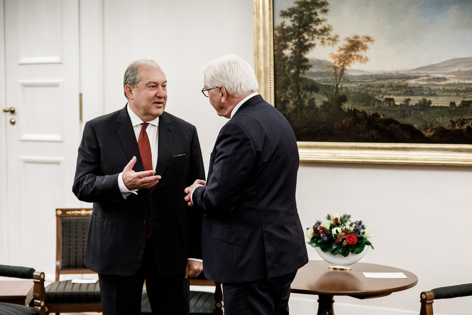 Bundespräsident Frank-Walter Steinmeier im Gespräch mit dem Präsidenten der Republik Armenien, Armen Sarkissian, im Amtszimmer in  Schloss Bellevue