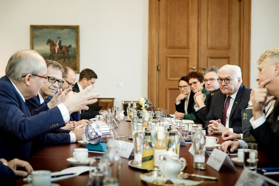 Bundespräsident Frank-Walter Steinmeier im Gespräch mit den Nominierten des Deutschen Zukunftspreises 2018 im Gartensalon von Schloss Bellevue