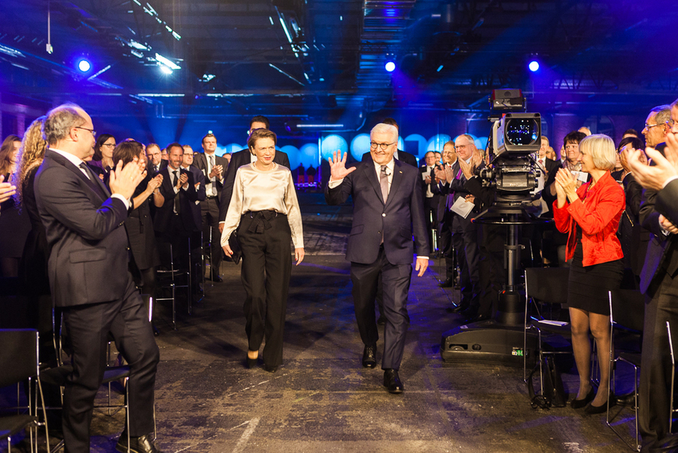 Bundespräsident Frank-Walter Steinmeier und Elke Büdenbender bei der Verleihung des Deutschen Zukunftspreises 2018 in der Station Berlin 