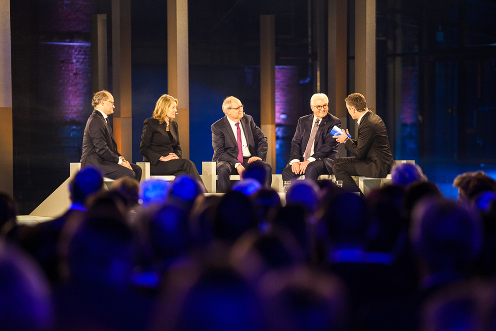 Bundespräsident Frank-Walter Steinmeier zusammen mit den Nominierten des Deutschen Zukunftspreises 2018 und dem Moderator Dirk Steffens im Gespräch bei der Verleihung in der Station Berlin 