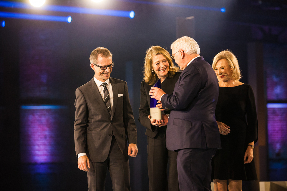 Bundespräsident Frank-Walter Steinmeier überreicht den Deutschen Zukunftspreises 2018 an das Gewinnerteam Holger Zimmermann und Helga Rübsamen-Schaeff in der Station Berlin 