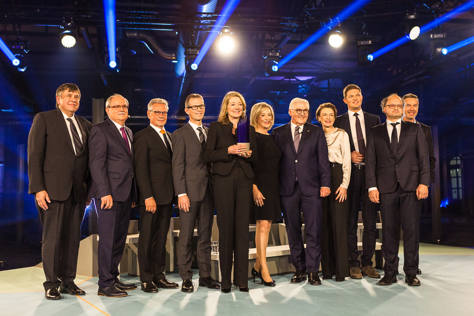 Bundespräsident Frank-Walter Steinmeier und Elke Büdenbender mit den Nominierten und den Preisträgern des Deutschen Zukunftspreises 2018 sowie dem Moderator Dirk Steffens in der Station Berlin