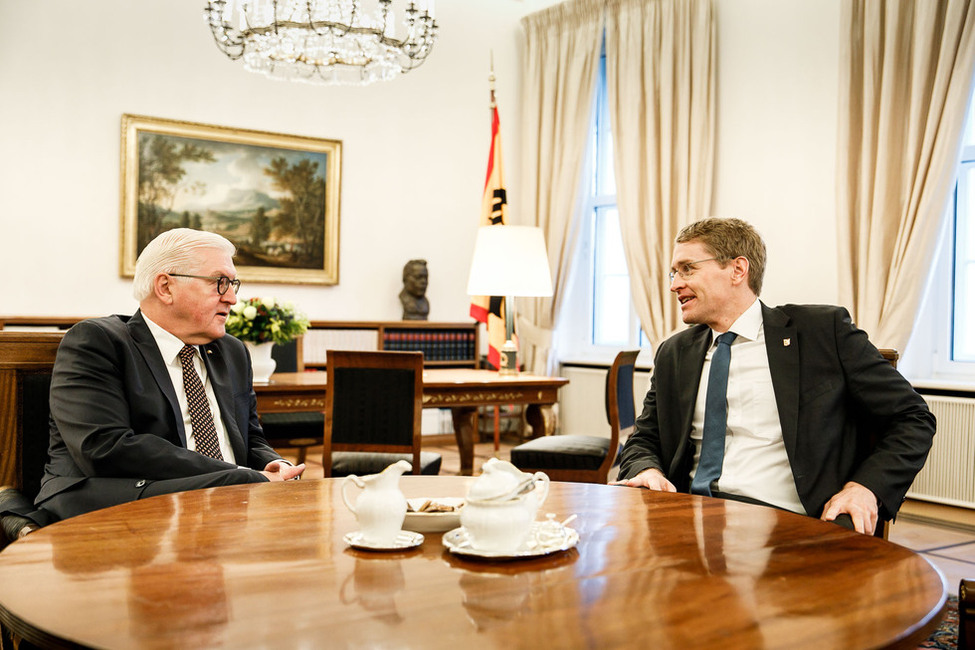 Bundespräsident Frank-Walter Steinmeier spricht mit Bundesratspräsident Daniel Günther beim Antrittsbesuch in Schloss Bellevue