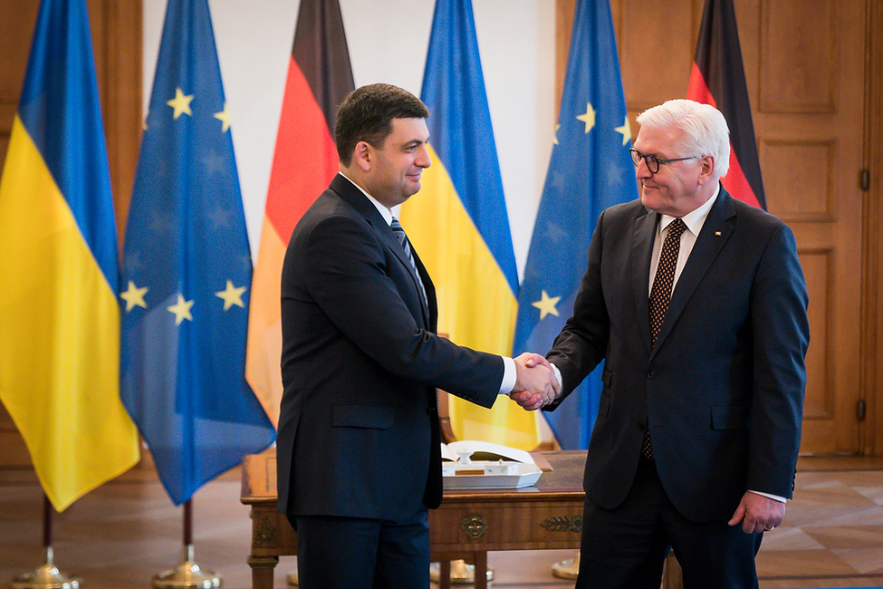 Bundespräsident Frank-Walter Steinmeier begrüßt den Ministerpräsidenten der Ukraine, Wolodymyr Hroisman, in Schloss Bellevue