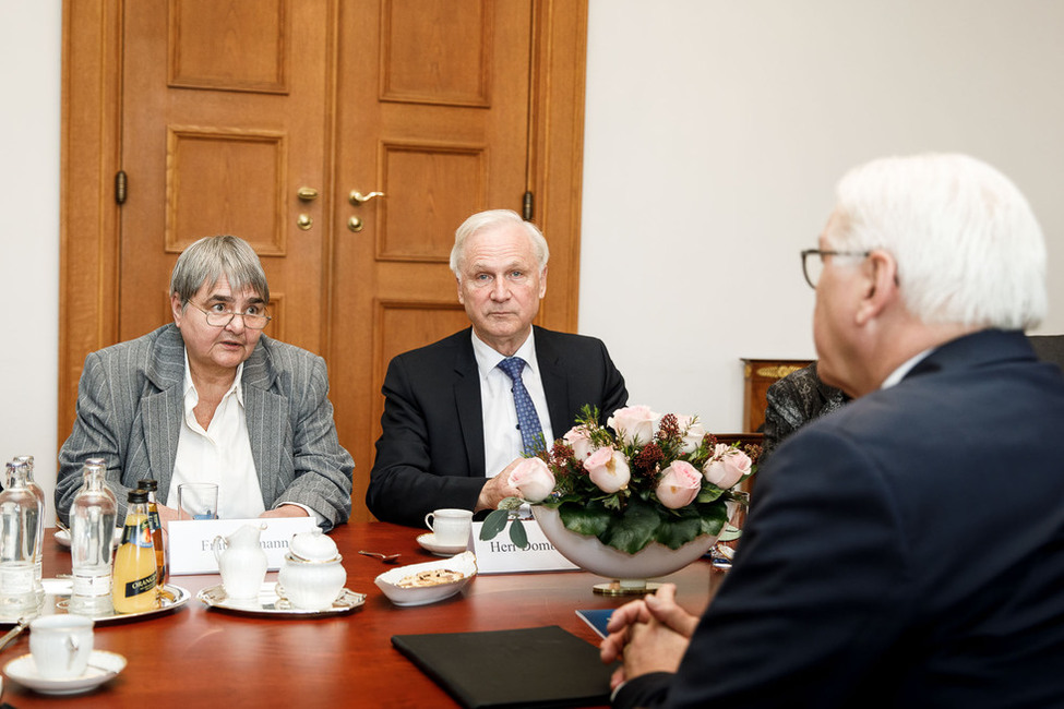 Bundespräsident Frank-Walter Steinmeier spricht mit Vertreterinnen und Vertretern der Union der Opferverbände kommunistischer Gewaltherrschaft in der Galerie von Schloss Bellevue