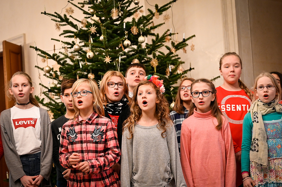 Die Kinder der Havelmüller Grundschule aus Berlin-Reinickendorf singen anlässlich der Illuminierung des Weihnachtsbaumes in Schloss Bellevue