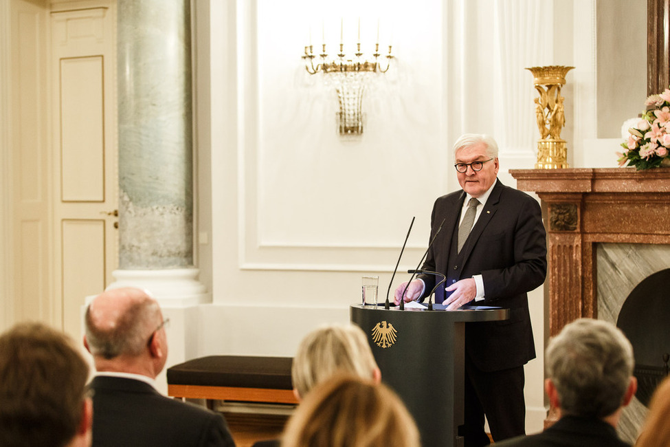 Bundespräsident Frank-Walter Steinmeier hält eine Rede anlässlich des Richterwechsels am Bundesverfassungsgerichts im Langhanssaal von Schloss Bellevue