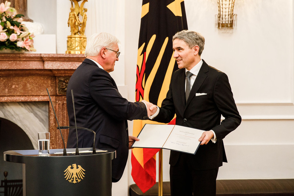 Bundespräsident Frank-Walter Steinmeier bei der Ernennung und Vereidigung von Stephan Harbarth zum Richter sowie zum Vizepräsidenten des Bundesverfassungsgerichtes in Schloss Bellevue