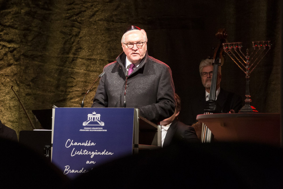 Bundespräsident Frank-Walter Steinmeier hält eine Rede bei den Feierlichkeiten zum Entzünden des Chanukkaleuchters am Brandenburger Tor