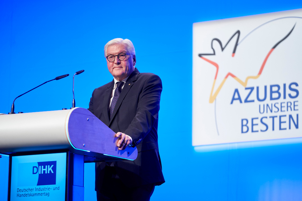 Bundespräsident Frank-Walter Steinmeier hält eine Rede bei der 13. Bestenehrung des Deutschen Industrie- und Handelskammertages in Berlin