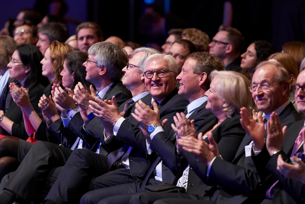 Bundespräsident Frank-Walter Steinmeier im Publikum bei der 13. Bestenehrung des Deutschen Industrie- und Handelskammertages in Berlin