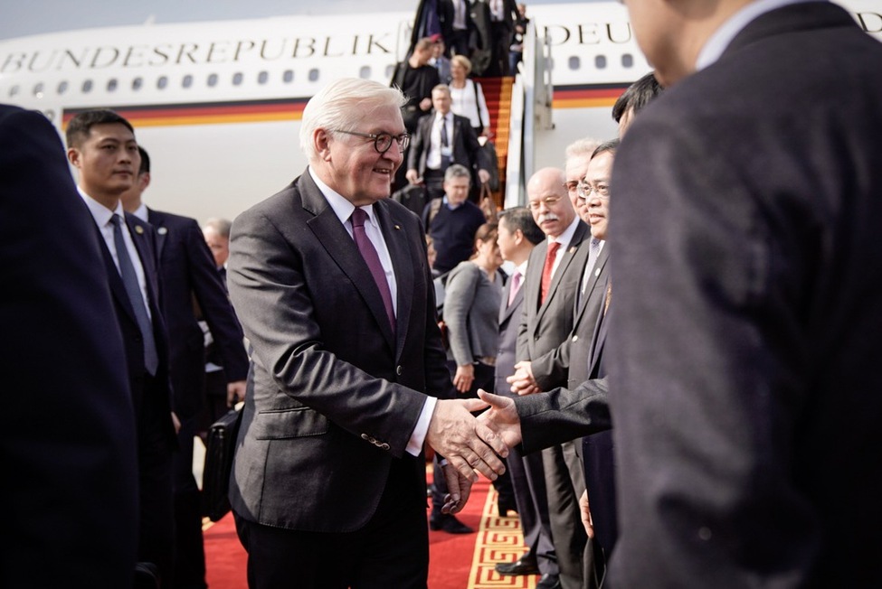 Bundespräsident Frank-Walter Steinmeier wird anlässlich des Staatsbesuchs in der Volksrepublik China am Baiyun-Flughafen in Kanton begrüßt