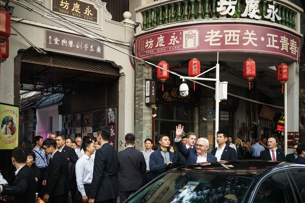 Bundespräsident Frank-Walter Steinmeier bei einem Gang durch die Altstadtstraße "Yong Qing Fang" in Kanton anlässlich des Staatsbesuchs in der Volksrepublik China 