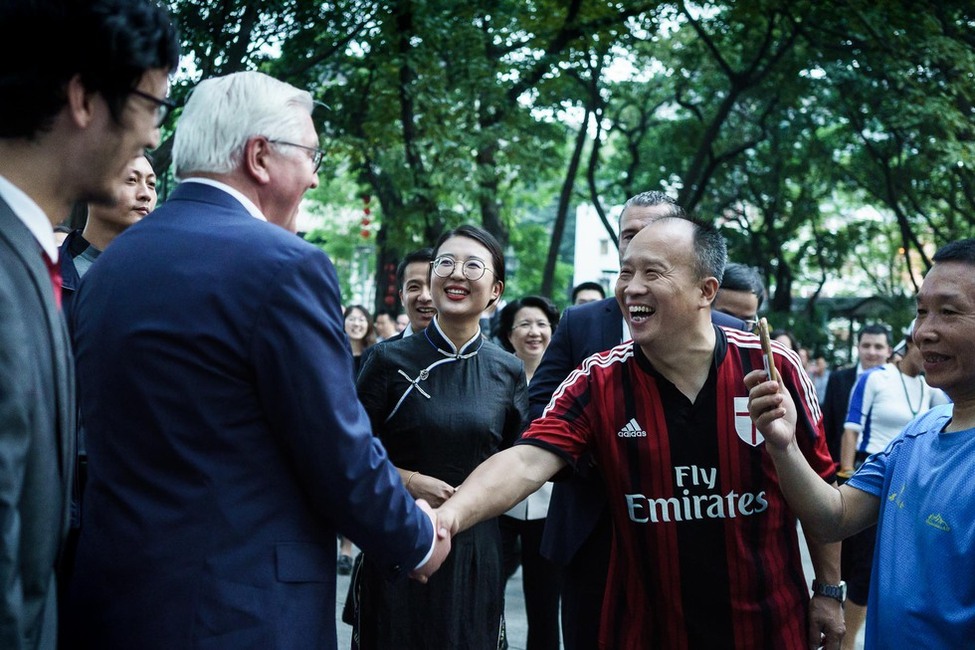 Bundespräsident Frank-Walter Steinmeier bei einer Begegnung mit Passanten beim Gang durch die Altstadt "Liwan" in Kanton anlässlich des Staatsbesuchs in der Volksrepublik China 