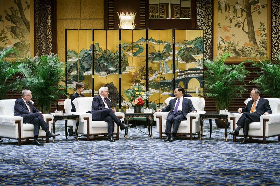 Bundespräsident Frank-Walter Steinmeier im Gespräch mit dem Parteisekretär der Provinz Sichuan, Peng Qinghua anlässlich des Staatsbesuchs in der Volksrepublik China 