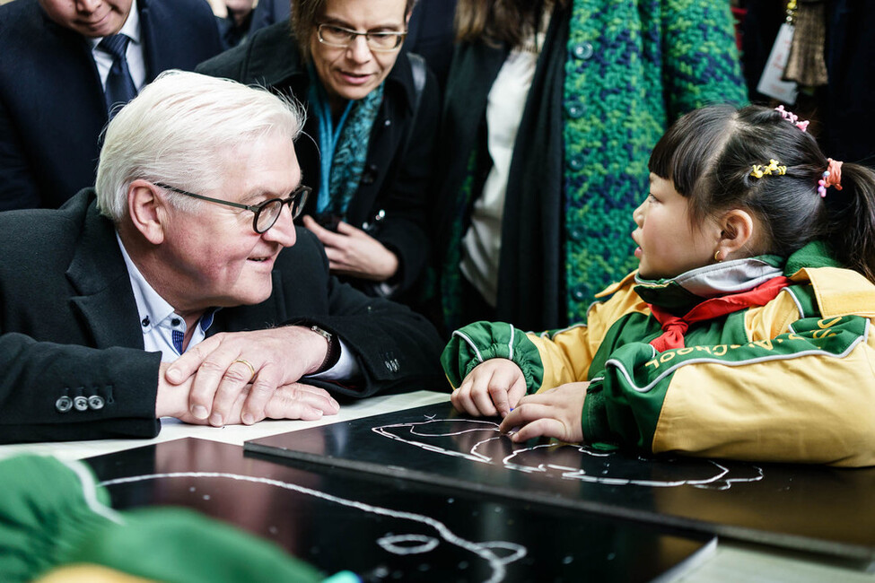 Bundespräsident Frank-Walter Steinmeier während eines Besuchs in der Youai Schule in Dujiangyan anlässlich des Staatsbesuchs in der Volksrepublik China 